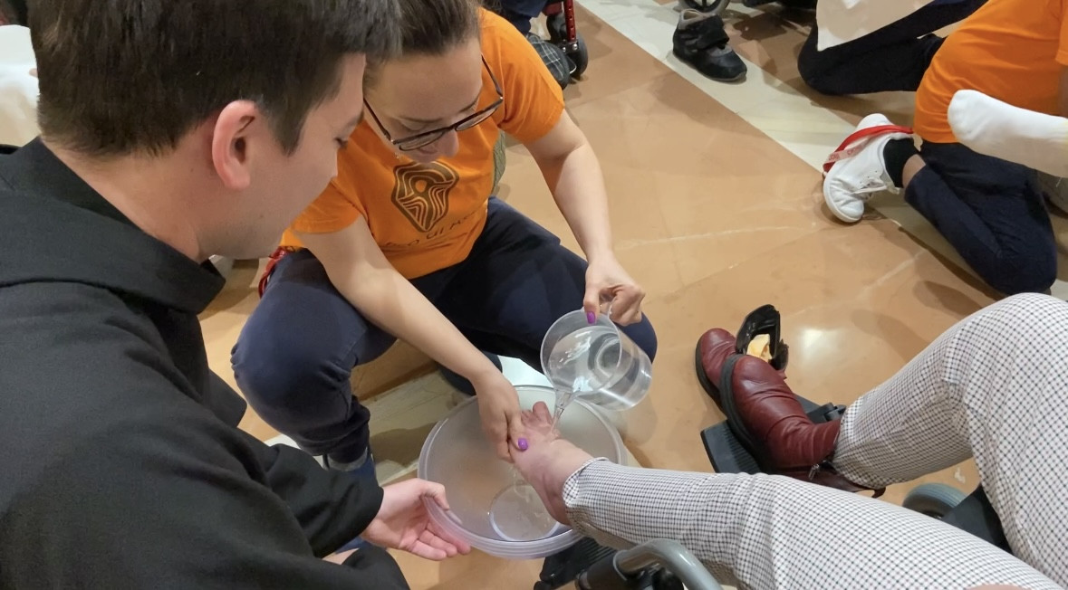 La Pasqua al Serafico: medici e terapisti lavano i piedi ai ragazzi con disabilità